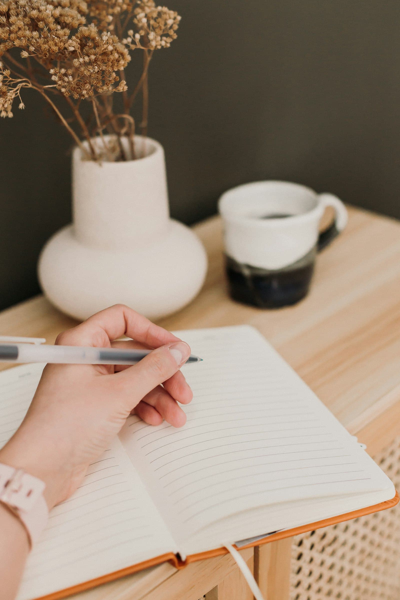 Escritorio de trabajo con libreta y pluma